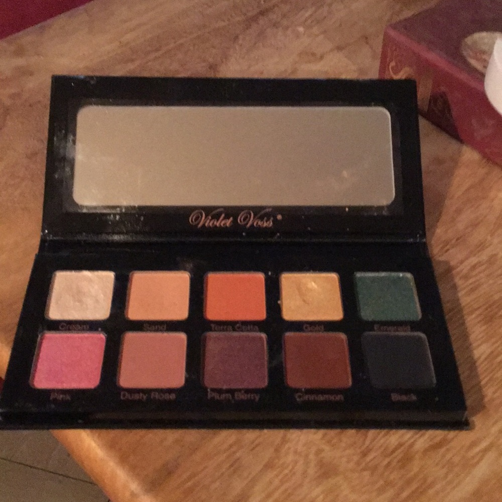 Makeup - Picture 2 of 3